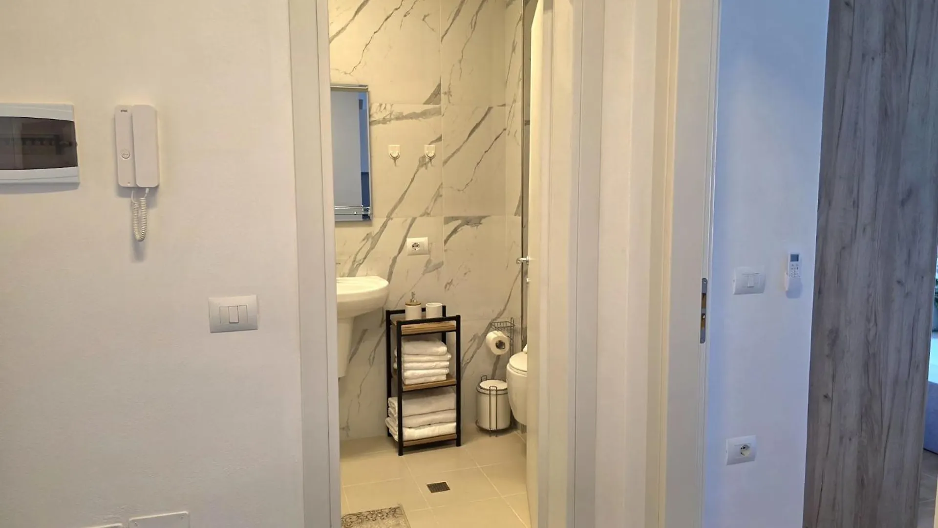 Modern Amenity-Rich Apartment In Durres Golem  Albanie